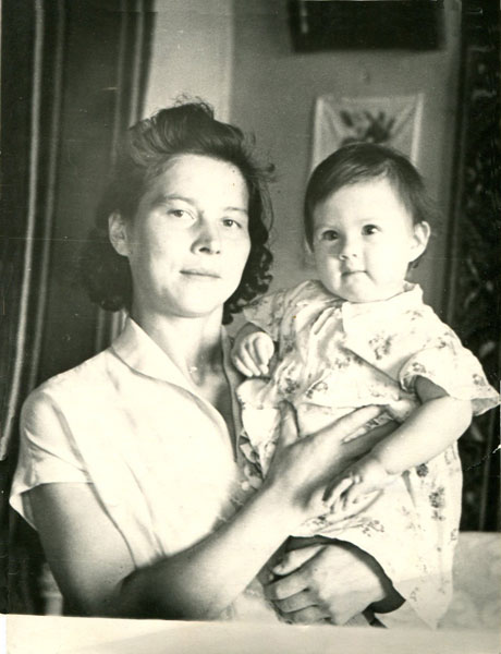 Ольга Сергеевна на руках матери, Галины - (фото)
