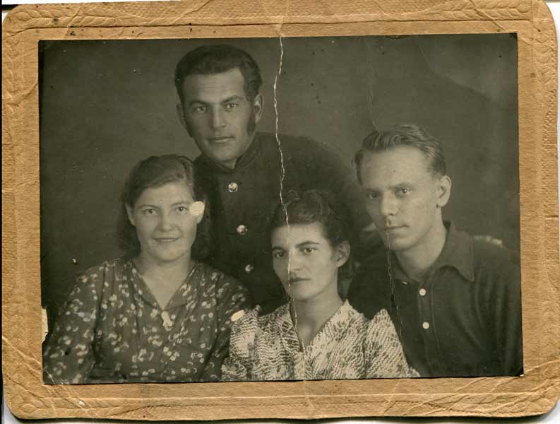 Родители, мамин брат Яков, подруга Валентина Бак - (фото)